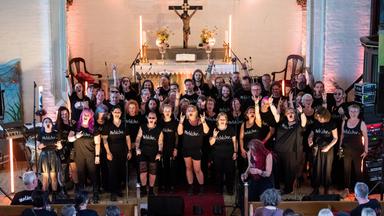 Der Metalchor tritt anlässlich des Wacken Open Air (W:O:A) 2026 in der Heiligen-Geist-Kirche Wacken auf.