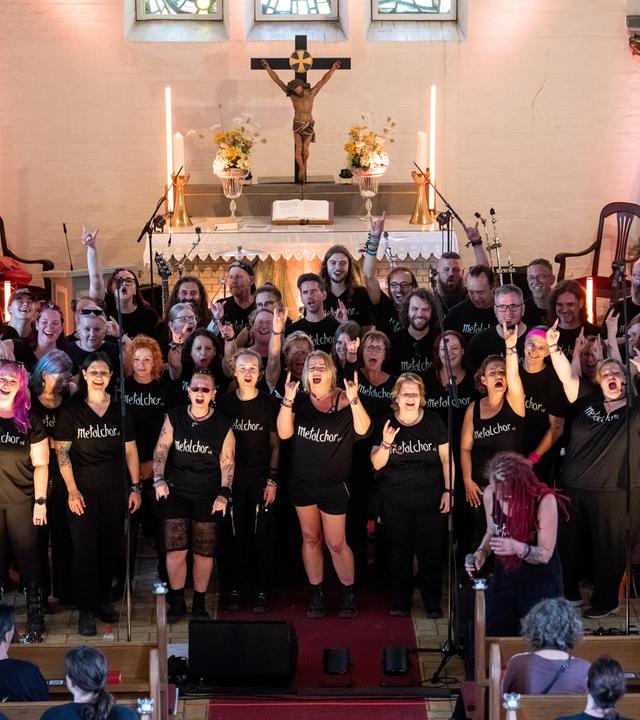 Der Metalchor tritt anlässlich des Wacken Open Air (W:O:A) 2026 in der Heiligen-Geist-Kirche Wacken auf.