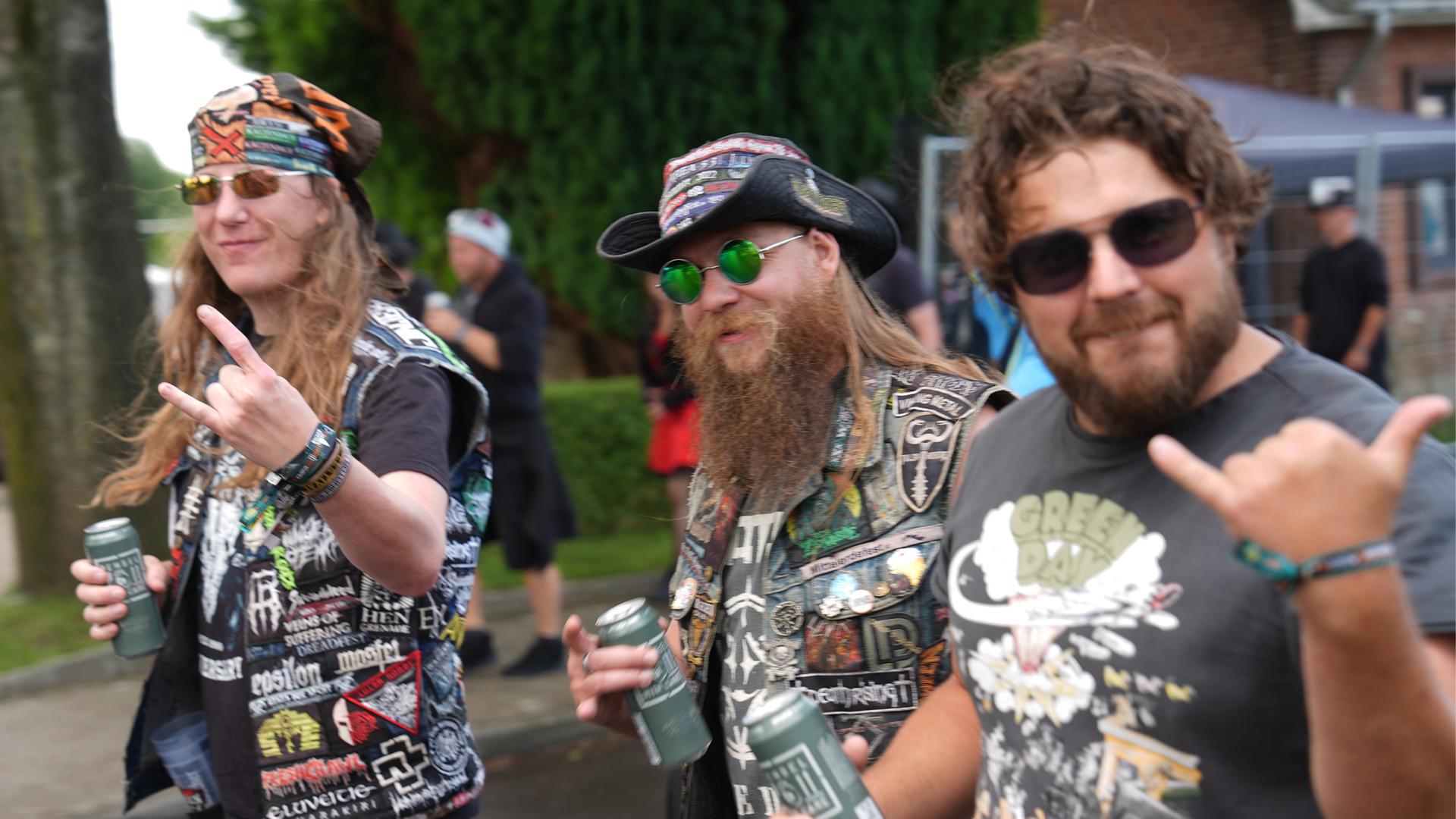 Schleswig-Holstein, Wacken: Metal-Fans und Teilnehmer des Wacken Open Airs (WOA) gehen durch den Ort von Wacken.