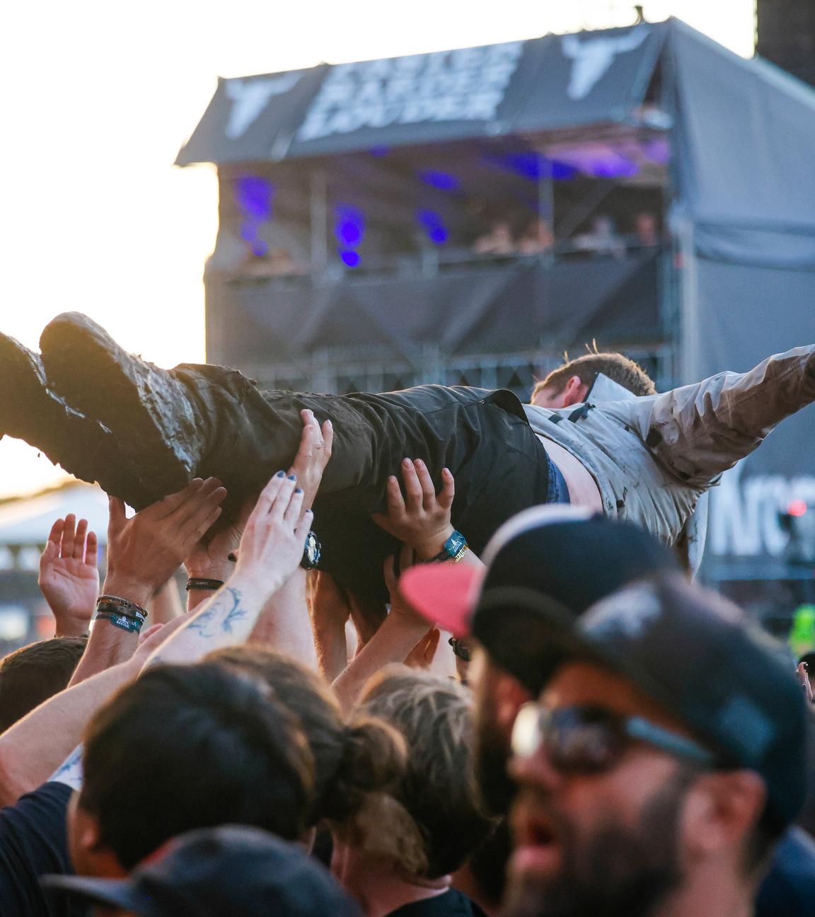 Metalfans feiern während des Auftritts der Band Papa Roach beim Wacken Open Air. 