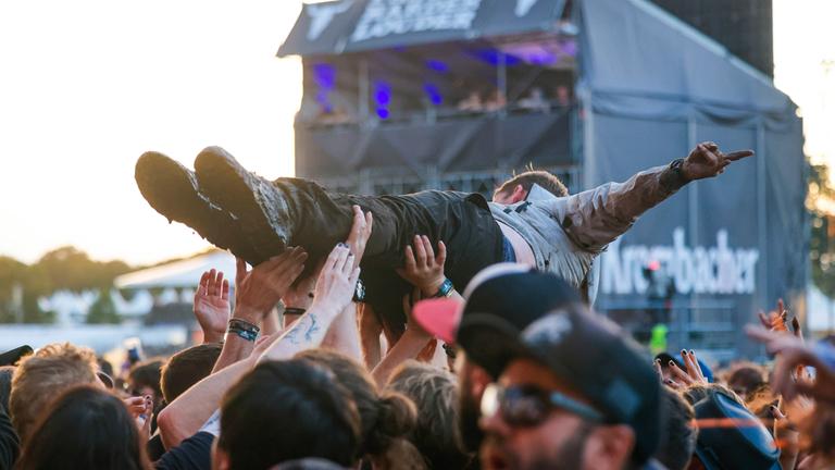 Metalfans feiern während des Auftritts der Band Papa Roach beim Wacken Open Air. 