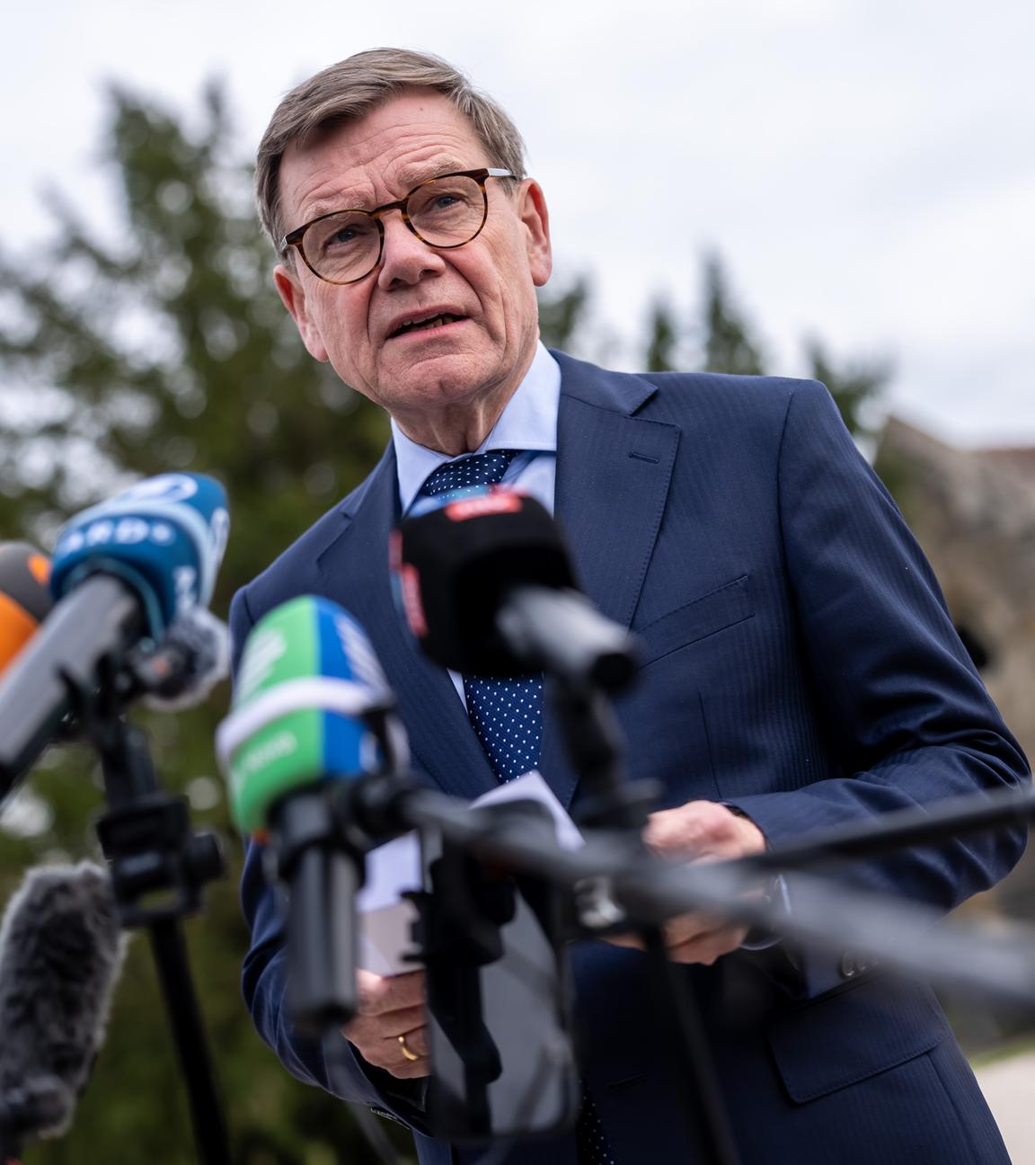 Außenminister Johann Wadephul (CDU) nimmt an einem Pressestatement nach dem Außenminister-Treffen der G7 in Frankreich teil.