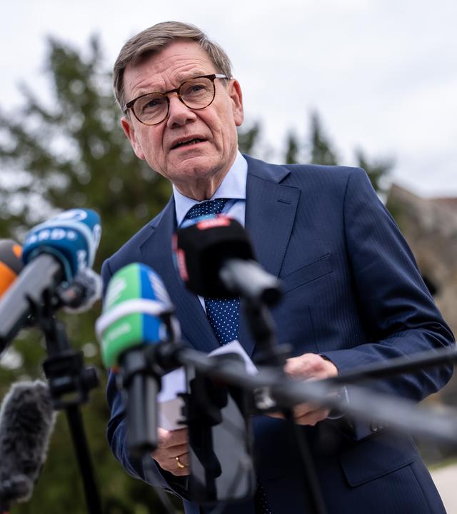 Außenminister Johann Wadephul (CDU) nimmt an einem Pressestatement nach dem Außenminister-Treffen der G7 in Frankreich teil.
