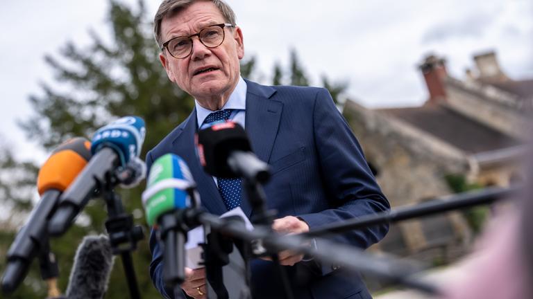 Außenminister Johann Wadephul (CDU) nimmt an einem Pressestatement nach dem Außenminister-Treffen der G7 in Frankreich teil.