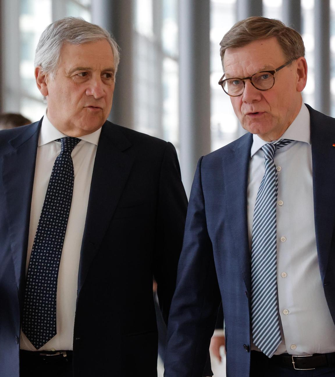 Bundesaußenminister Wadephul (r) mit seinem italienischen Amtskollegen Tajani auf dem Weg zum Treffen der EU-Außenminister.