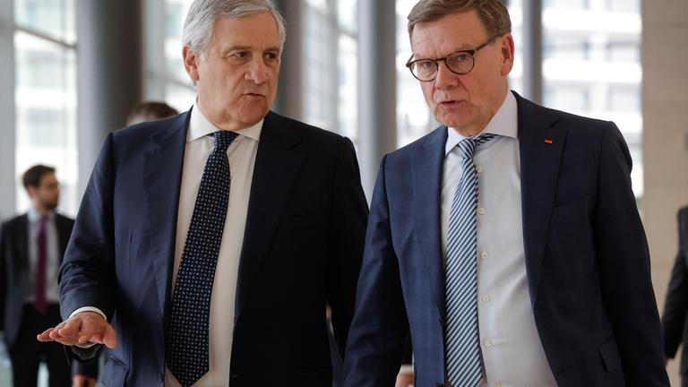 Bundesaußenminister Wadephul (r) mit seinem italienischen Amtskollegen Tajani auf dem Weg zum Treffen der EU-Außenminister.