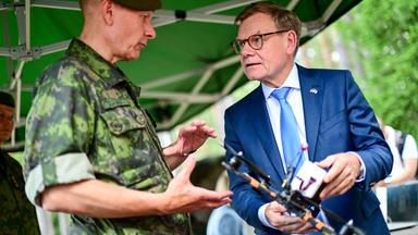Bundesaußenminister Wadephul spricht während eines Besuchs einer Schule für Reserveoffiziere des finnischen Militärs mit Generalmajor Jukka Jokinen..