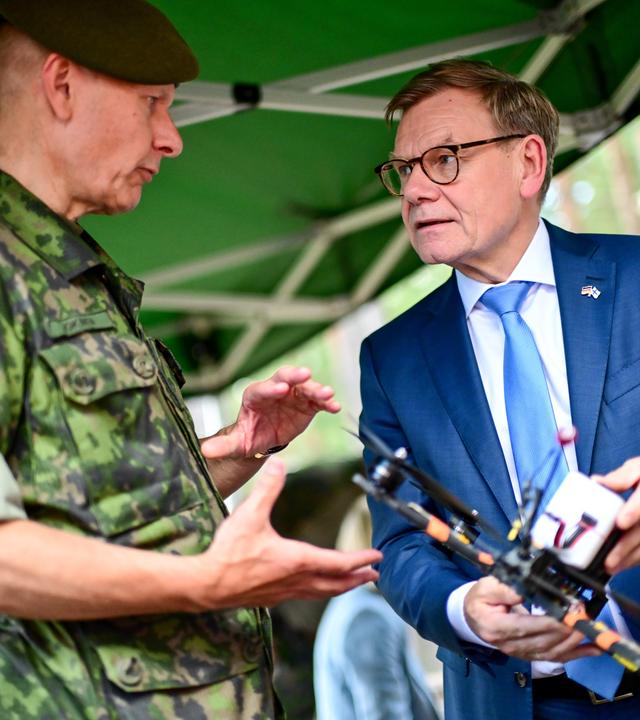 Bundesaußenminister Wadephul spricht während eines Besuchs einer Schule für Reserveoffiziere des finnischen Militärs mit Generalmajor Jukka Jokinen..