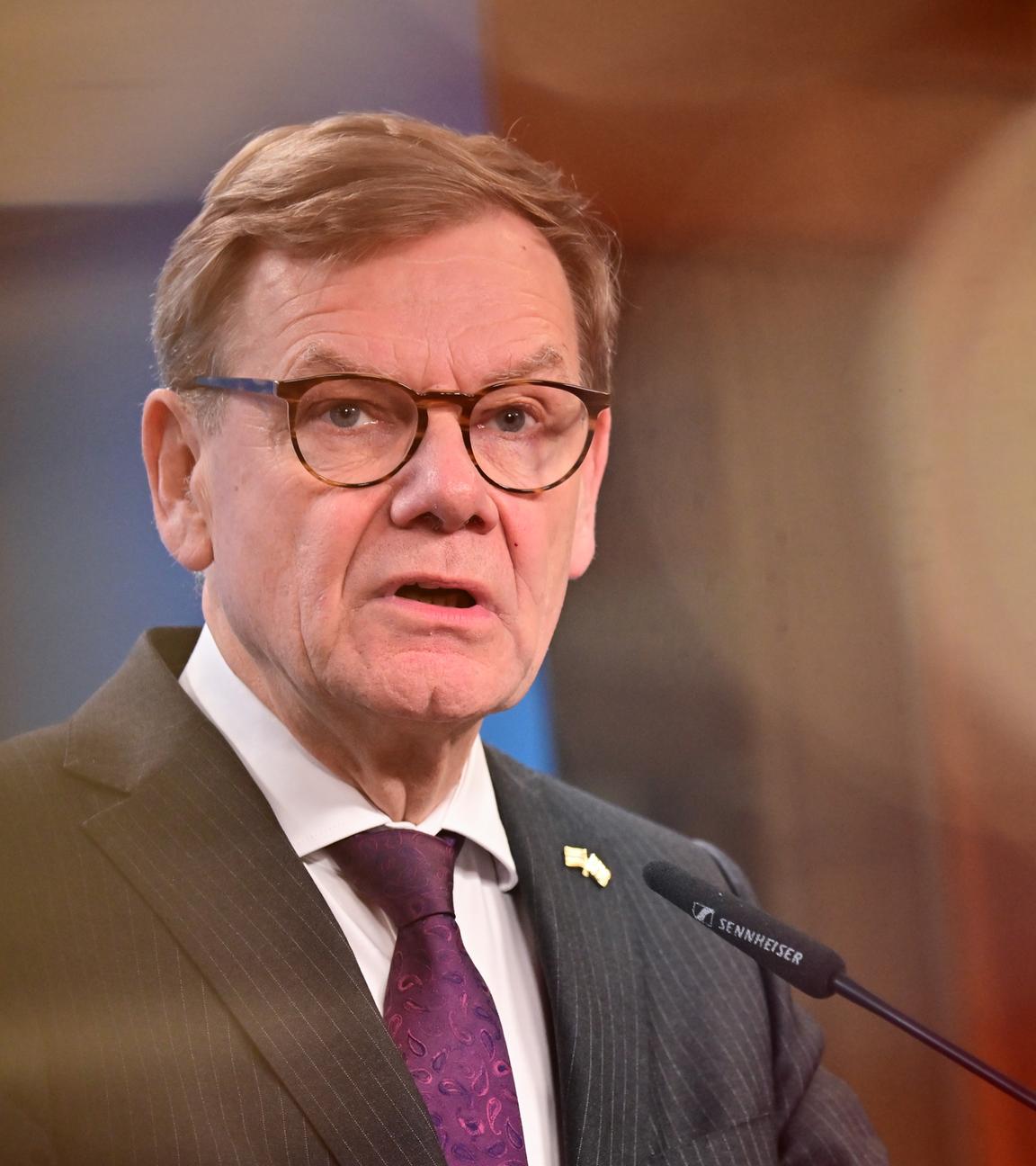 Bundesaußenminister Johann Wadephul (CDU) spricht während einer gemeinsamen Pressekonferenz im Auswärtigen Amt mit der Außenministerin des Vereinigten Königreichs. 