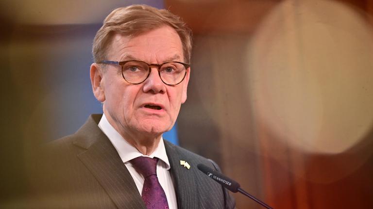 Bundesaußenminister Johann Wadephul (CDU) spricht während einer gemeinsamen Pressekonferenz im Auswärtigen Amt mit der Außenministerin des Vereinigten Königreichs. 