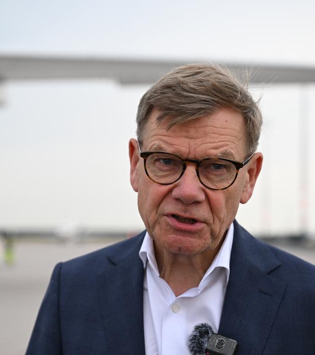 Außenminister Johann Wadephul am Flughafen Schönefeld in Brandenburg