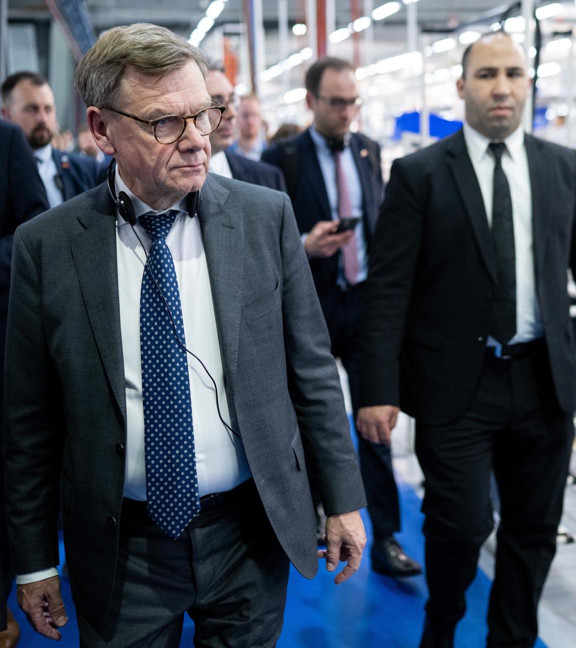 29.04.2026, Marokko, Sale: Johann Wadephul (CDU), Bundesaußenminister, geht während eines Besuchs des marokkanischen Werkes des Wolfsburger Automobilzulieferers Sumitomo Electric Bordnetze (SEBN) durch das Werk.