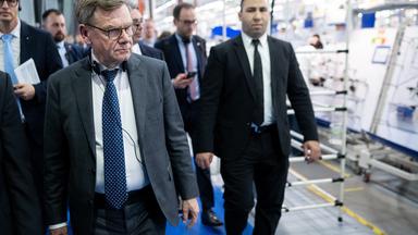 29.04.2026, Marokko, Sale: Johann Wadephul (CDU), Bundesaußenminister, geht während eines Besuchs des marokkanischen Werkes des Wolfsburger Automobilzulieferers Sumitomo Electric Bordnetze (SEBN) durch das Werk.