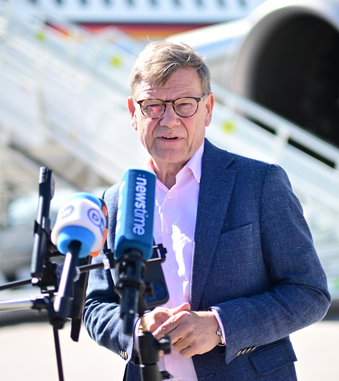Außenminmister Johann Wadephul vor seiner Abreise nach New York am Flughafen Berlin Brandenburg.