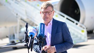 Außenminmister Johann Wadephul vor seiner Abreise nach New York am Flughafen Berlin Brandenburg.