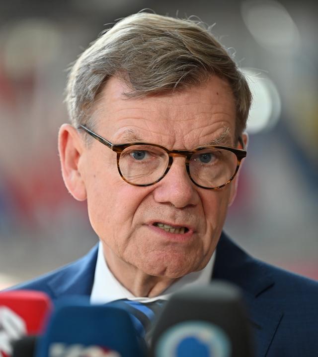Johann Wadephul, Bundesaußenminister, gibt auf dem Flur des Europäischen Rates ein Interview.