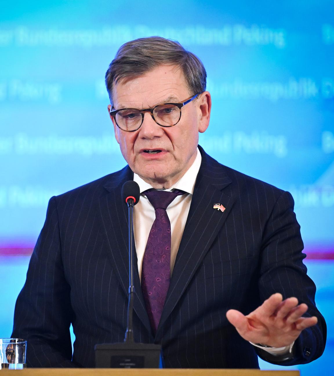  Bundesaußenminister Johann Wadephul (CDU) spricht am Ende seines ersten Besuchstages während einer Pressekonferenz.