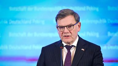  Bundesaußenminister Johann Wadephul (CDU) spricht am Ende seines ersten Besuchstages während einer Pressekonferenz.