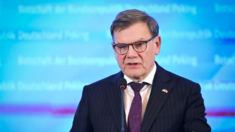  Bundesaußenminister Johann Wadephul (CDU) spricht am Ende seines ersten Besuchstages während einer Pressekonferenz.