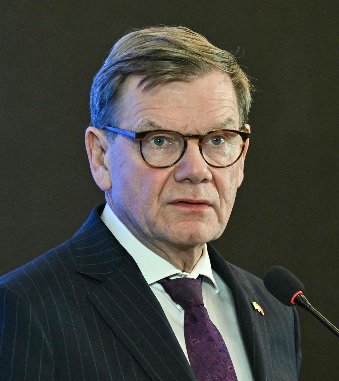 Der deutsche Außenminister Johann Wadephul spricht während einer Pressekonferenz in Peking am 8. Dezember 2025.