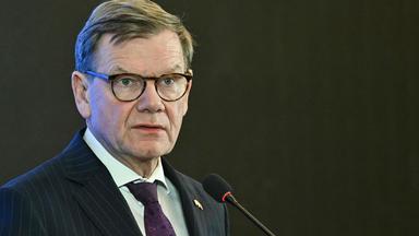 Der deutsche Außenminister Johann Wadephul spricht während einer Pressekonferenz in Peking am 8. Dezember 2025.