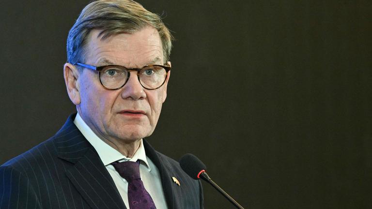 Der deutsche Außenminister Johann Wadephul spricht während einer Pressekonferenz in Peking am 8. Dezember 2025.