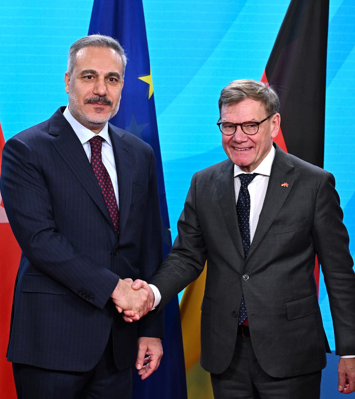 Bundesaußenminister Johann Wadephul (r, CDU) und der türkische Außenminister Hakan Fidan geben sich im Auswärtigen Amt nach der gemeinsamen Pressekonferenz die Hand.