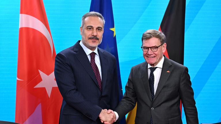 Bundesaußenminister Johann Wadephul (r, CDU) und der türkische Außenminister Hakan Fidan geben sich im Auswärtigen Amt nach der gemeinsamen Pressekonferenz die Hand.