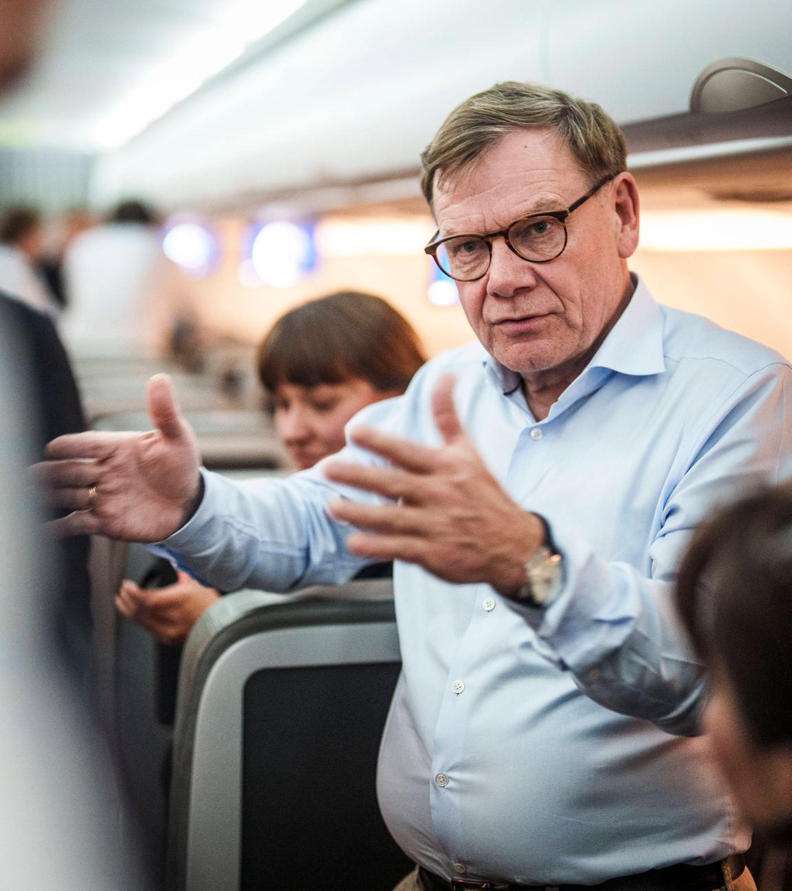 Johann Wadephul (CDU), Bundesaußenminister, spricht auf dem Ruckflug von Tel Aviv nach Berlin mit Journalisten.