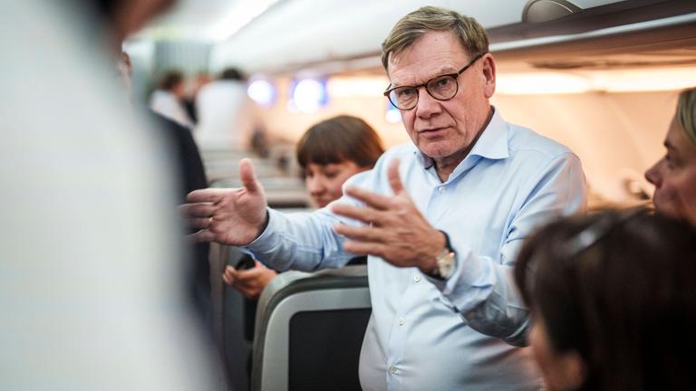 Johann Wadephul (CDU), Bundesaußenminister, spricht auf dem Ruckflug von Tel Aviv nach Berlin mit Journalisten.