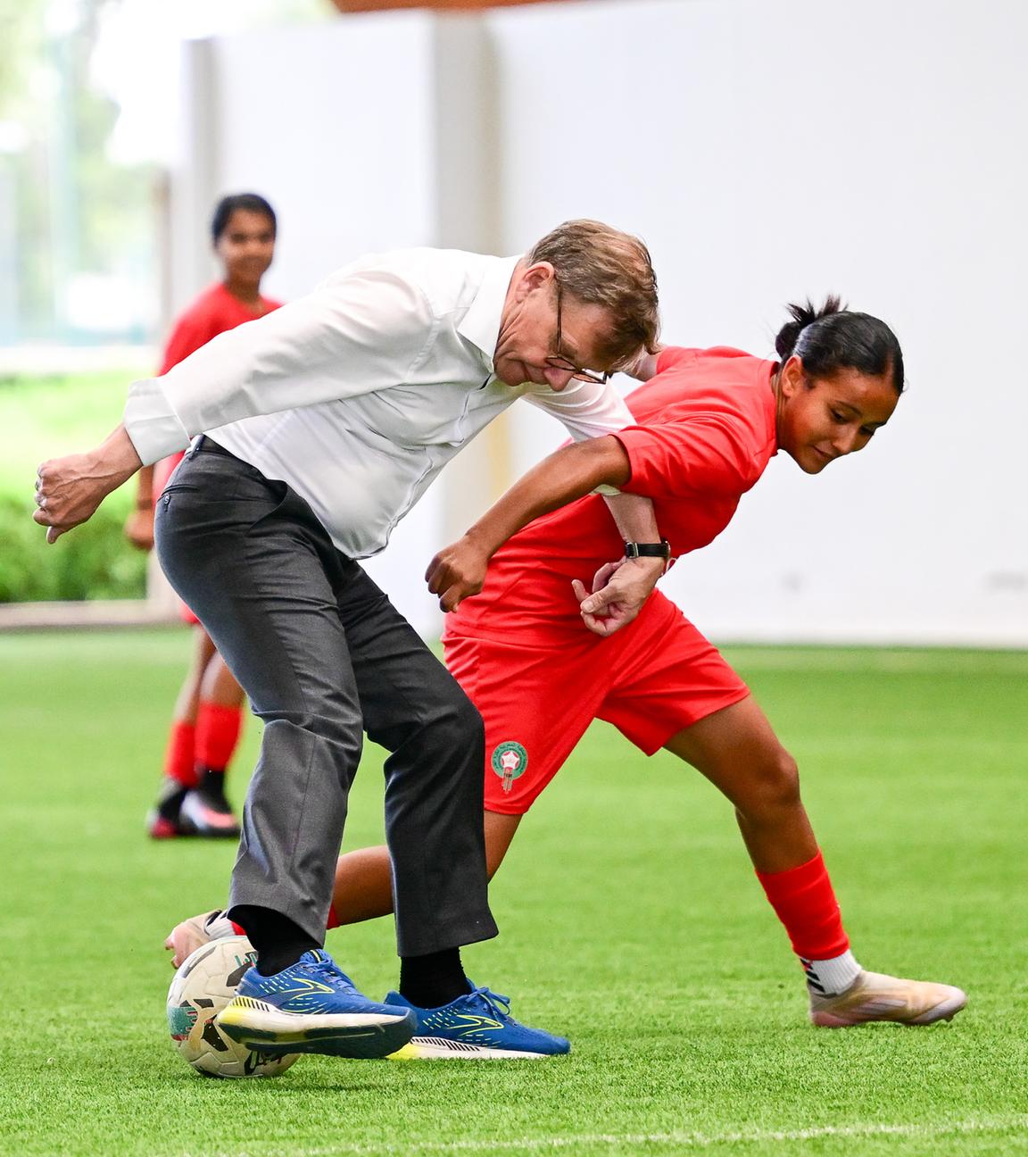 Johann Wadephul, Bundesaußenminister, spielt während des Besuchs der Mohammed VI Fußball Akademie Fußball.