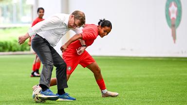Außenminister Wadephul spielt Fußball