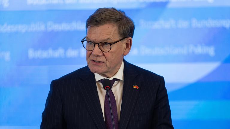 Der deutsche Außenminister Johann Wadephul spricht am 8. Dezember 2025 auf einer Pressekonferenz in Peking, China.