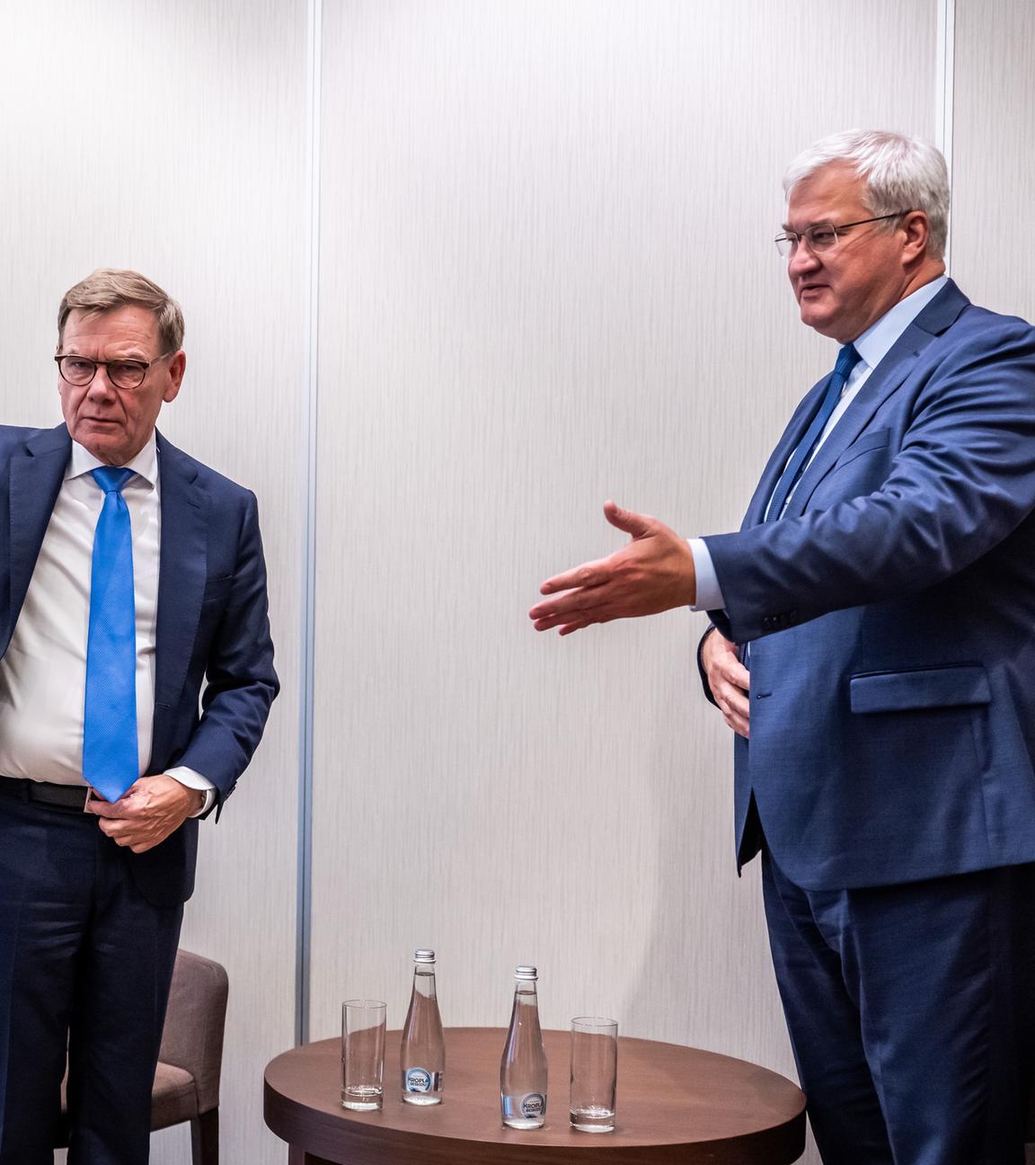 Johann Wadephul (CDU, l), Außenminister, steht neben Andrij Sybiha, Außenminister der Ukraine, bei einem bilateralen Treffen in der polnischen Hauptstadt.
