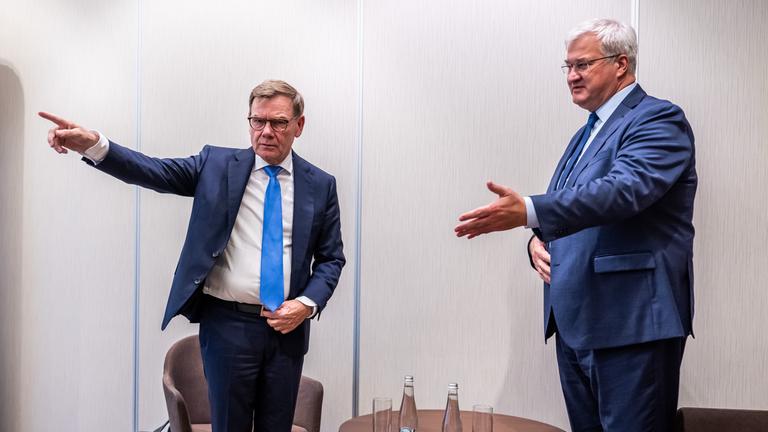 Johann Wadephul (CDU, l), Außenminister, steht neben Andrij Sybiha, Außenminister der Ukraine, bei einem bilateralen Treffen in der polnischen Hauptstadt.