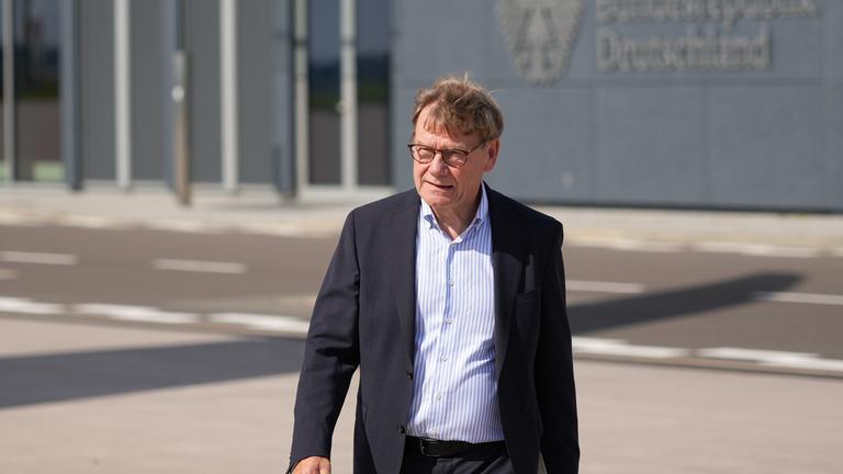 Bundesaußenminister Johann Wadephul (CDU) kommt vor dem Abflug nach Bangalore auf dem militärischen Teil des Flughafens Berlin-Brandenburg (BER) an und geht zum Flugzeug.
