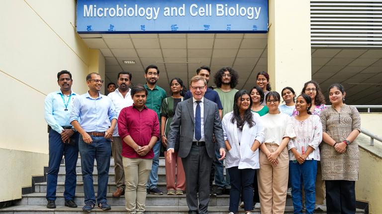 Bundesaußenminister Johann Wadephul (M, CDU) besucht das Labor der Biologiefakultät zur Evolutionsbiologie des Indischen Instituts für Wissenschaft (Indian Institute of Science, IISc) und steht zum Abschluss inmitten der Wissenschaftler. 