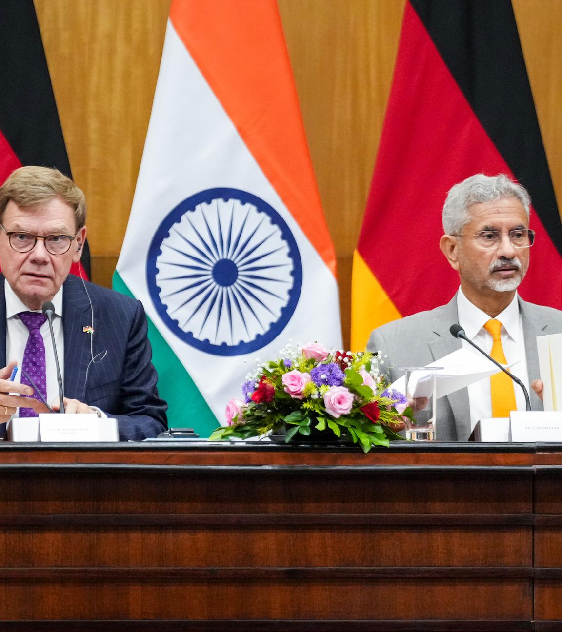 Bundesaußenminister Johann Wadephul (links) und sein indischer Amtskollege Subrahmanyam Jaishankar (rechts) geben nach ihrem Gespräch eine gemeinsame Pressekonferenz und sitzen nebeneinander. 