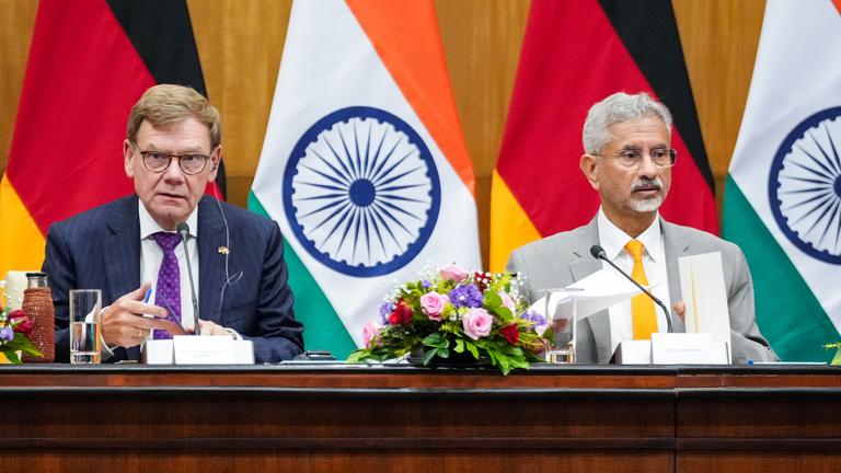 Bundesaußenminister Johann Wadephul (links) und sein indischer Amtskollege Subrahmanyam Jaishankar (rechts) geben nach ihrem Gespräch eine gemeinsame Pressekonferenz und sitzen nebeneinander. 