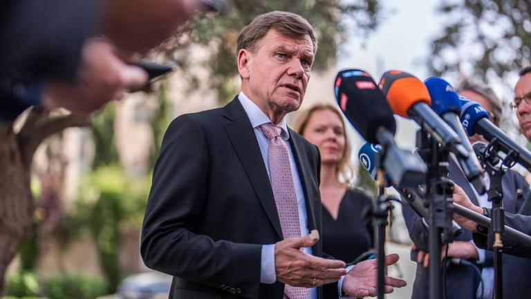 Johann Wadephul (CDU), Außenminister, spricht bei einem Pressestatement nach seinem Besuch in Ramallah. Wadephul ist zu seinem zweitägigen Antrittsbesuch in Israel und besucht auch die Palästinensischen Gebiete.