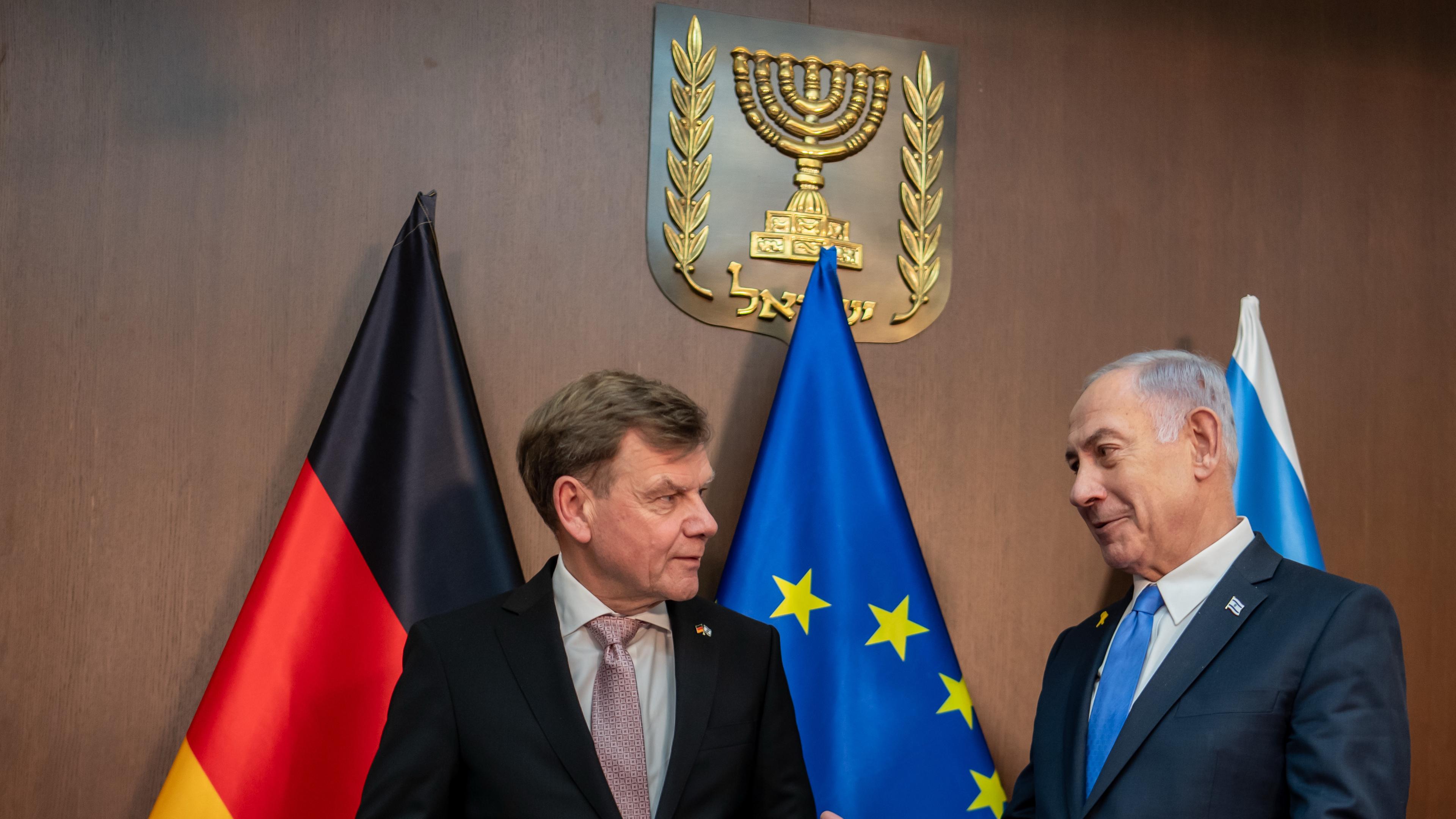 Johann Wadephul (l,CDU), Außenminister, steht neben Benjamin Netanjahu, Ministerpräsident von Israel nach einem Gespräch im Amtssitz des Regierungschefs in Jerusalem.