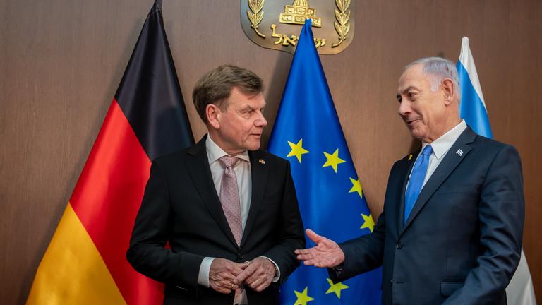 Johann Wadephul (l,CDU), Außenminister, steht neben Benjamin Netanjahu, Ministerpräsident von Israel nach einem Gespräch im Amtssitz des Regierungschefs in Jerusalem.