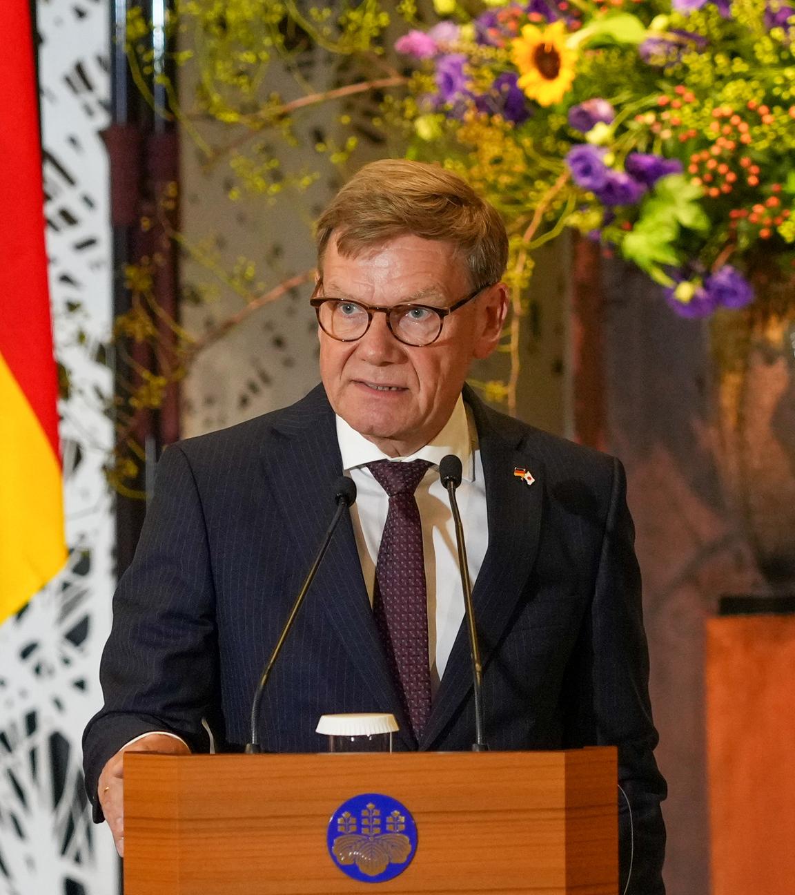 Wadephul vor einem Podest mit Mikrofon