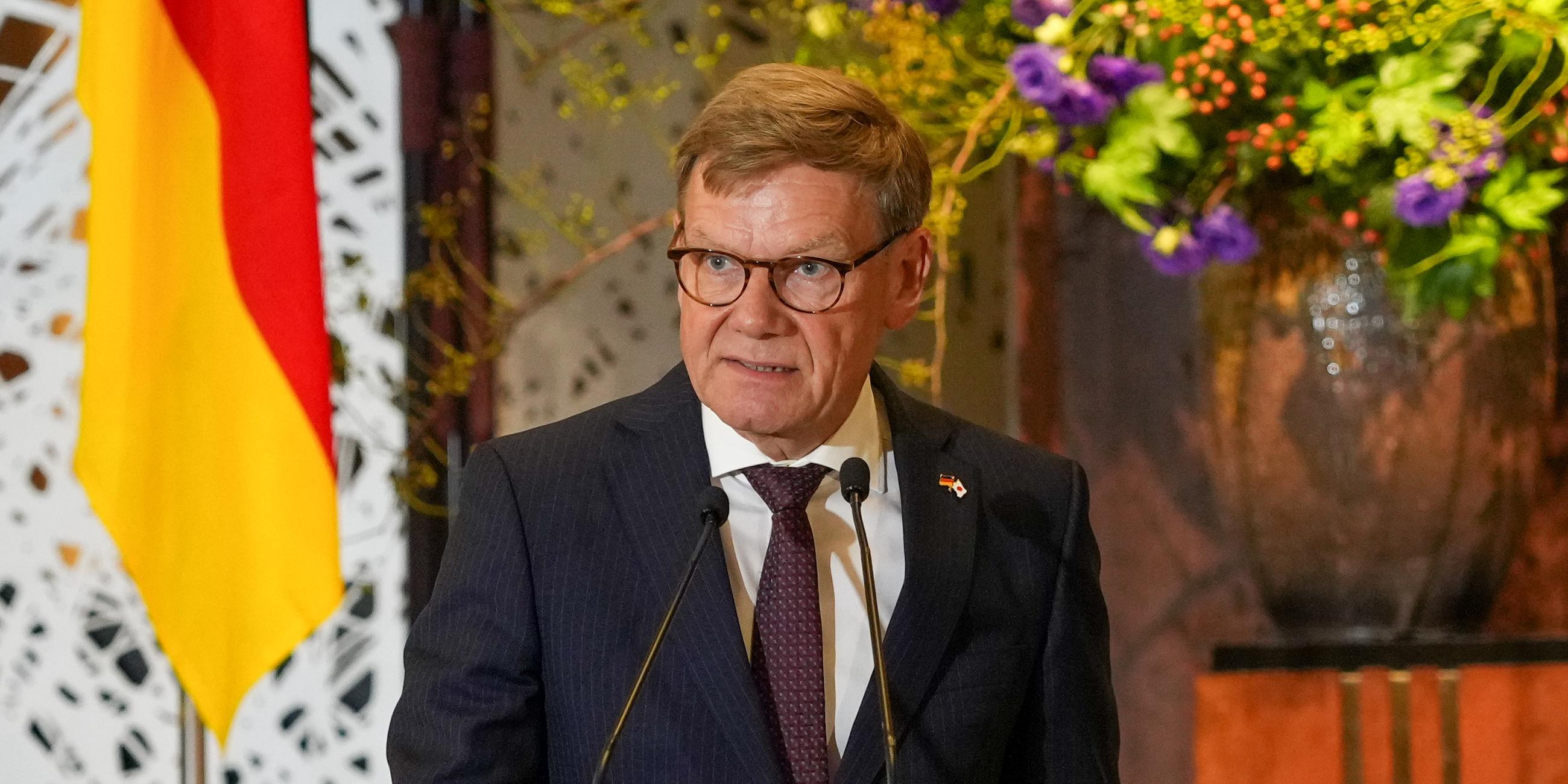Wadephul vor einem Podest mit Mikrofon