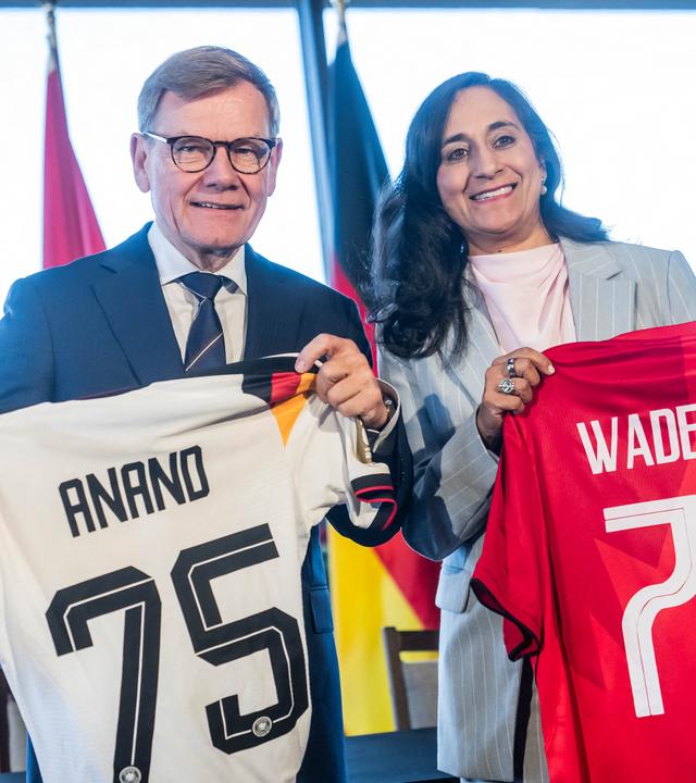 Johann Wadephul (CDU), Außenminister, nimmt neben Anita Anand, Außenministerin von Kanada an der Pressekonferenz teil und tauscht Trikots aus, die auf 75 Jahre diplomatischer Beziehungen hinweisen.