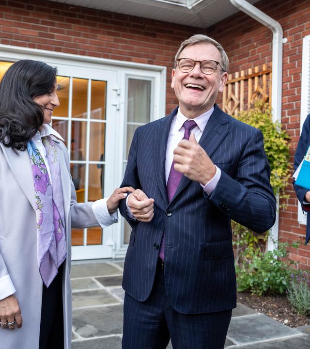 Johann Wadephul (CDU), Außenminister, steht neben Anita Anand, Außenministerin von Kanada und dem Deutschen Botschafter in Kanada, Matthias Lüttenberg bei der Feier anlässlich des Tags der deutschen Einheit und 75 Jahre Diplomatischer Beziehungen in der Residenz des Deutschen Botschafters zu Beginn seines zweitägigen Besuchs in Kanada.