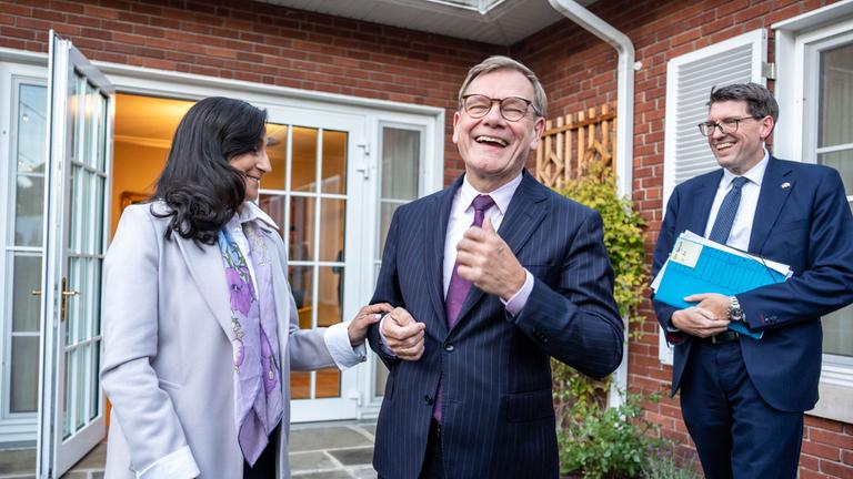 Johann Wadephul (CDU), Außenminister, steht neben Anita Anand, Außenministerin von Kanada und dem Deutschen Botschafter in Kanada, Matthias Lüttenberg bei der Feier anlässlich des Tags der deutschen Einheit und 75 Jahre Diplomatischer Beziehungen in der Residenz des Deutschen Botschafters zu Beginn seines zweitägigen Besuchs in Kanada.