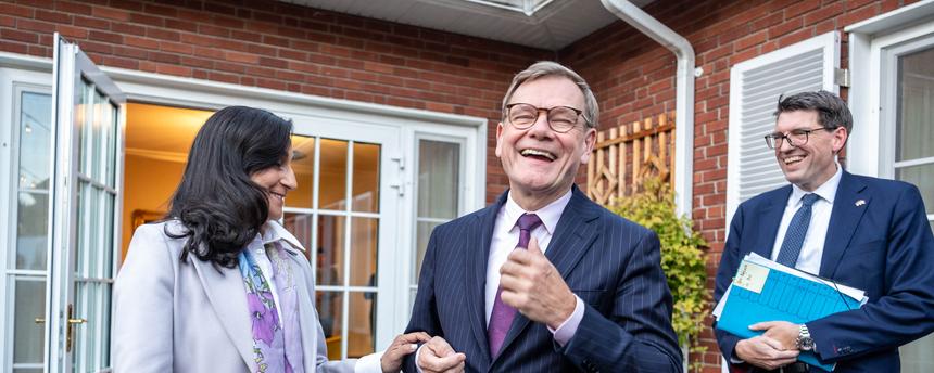 Johann Wadephul (CDU), Außenminister, steht neben Anita Anand, Außenministerin von Kanada und dem Deutschen Botschafter in Kanada, Matthias Lüttenberg bei der Feier anlässlich des Tags der deutschen Einheit und 75 Jahre Diplomatischer Beziehungen in der Residenz des Deutschen Botschafters zu Beginn seines zweitägigen Besuchs in Kanada.
