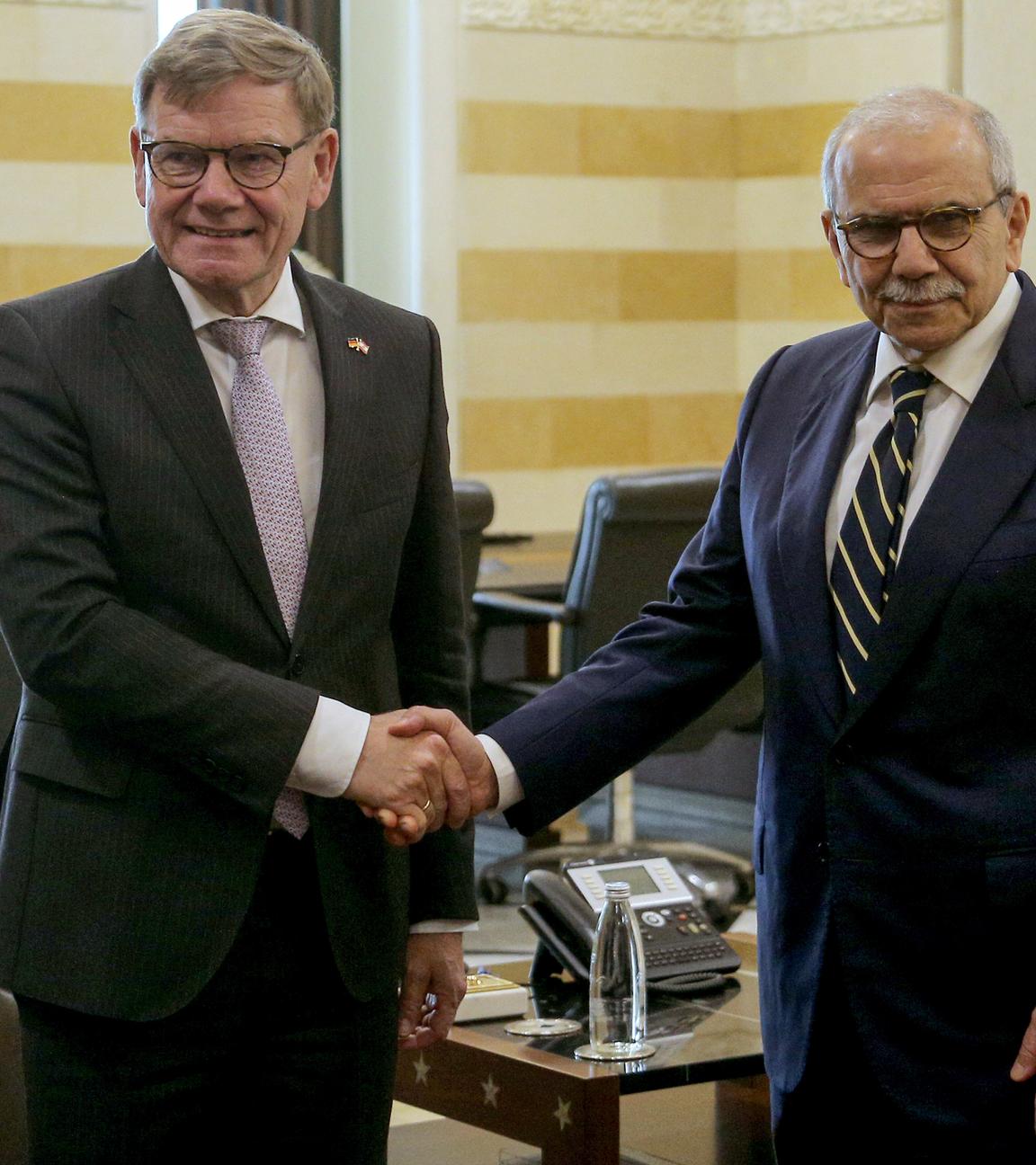 Johann Wadephul schüttelt dem libanesischen Premierminister Nawaf die Hand.