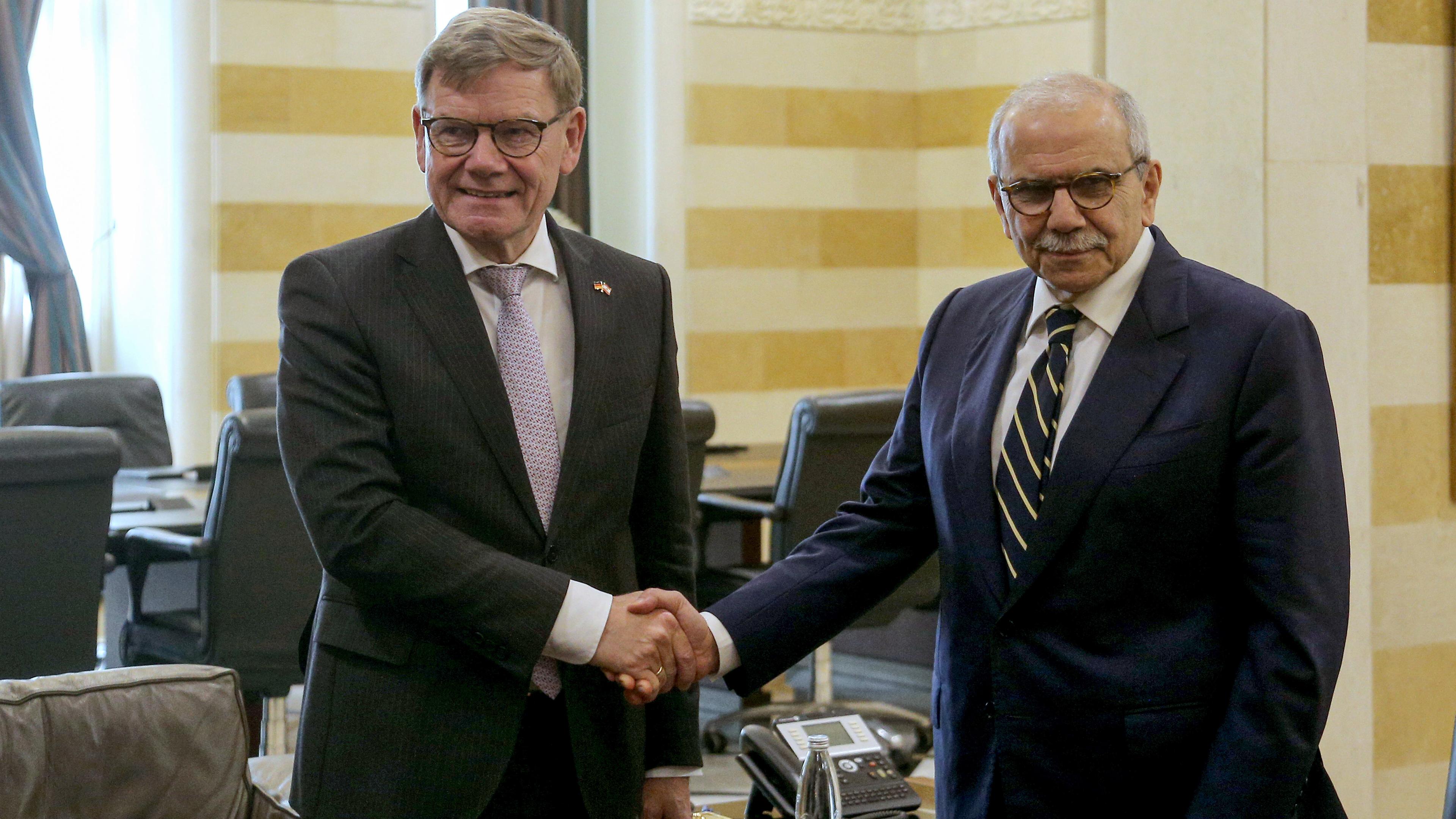 Johann Wadephul schüttelt dem libanesischen Premierminister Nawaf die Hand.